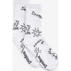 Desigual skarpetki damskie kolor biały. Białe skarpetki Desigual, bez wzorów. W wyprzedaży za 49.99 zł.