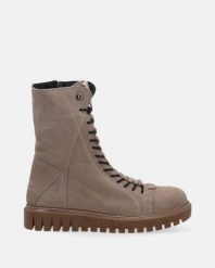 BEŻOWE BOTKI Z NUBUKU 258422 R115 BEIG. Brązowe botki Venezia, bez wzorów, z nubiku, bez obcasa, bez zapięcia. Za 499.00 zł.