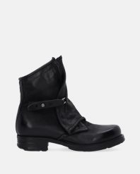 BOTKI SKÓRZANE W KOLORZE CZARNYM O042LEBLOBB017. Czarne botki Venezia, bez wzorów, ze skóry, bez obcasa, bez zapięcia. Za 799.00 zł.