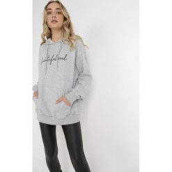 Jasnoszara Bluza Acalelirea. Szare bluzy Born2be, l, bez wzorów, casualowe, bez ramiączek, bez kaptura. W wyprzedaży za 93.49 zł.