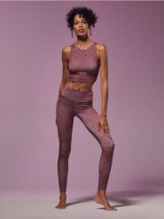 Legginsy ze wzorem GYM HARD - wielobarwny. Legginsy Sinsay, bez wzorów, z włókna, sportowe. Za 39.99 zł.
