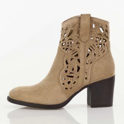 Beżowe botki damskie na słupku M.Daszyński Sa250-5. Brązowe botki M.Daszyński, bez wzorów, z jeansu, boho, z okrągłym noskiem, bez obcasa, na obcasie, bez zapięcia. Za 229.00 zł.