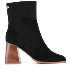 Botki Nine West. Czarne botki Nine West, bez wzorów, bez obcasa, na słupku, bez zapięcia. Za 223.99 zł.