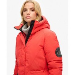 Kurtka Parka City z ociepleniem. Czerwone płaszcze Superdry, bez wzorów, eleganckie, bez kaptura. W wyprzedaży za 452.55 zł.