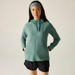 Damska bluza polarowa Nayna z kapturem i zamkiem błyskawicznym. Zielone bluzy z polaru Regatta, bez wzorów, z bawełny. W wyprzedaży za 229.99 zł.