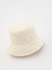 Ażurowy kapelusz bucket - złamana biel. Kapelusze Reserved, w ażurowe wzory. W wyprzedaży za 65.99 zł.