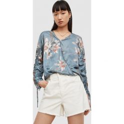 AllSaints bluzka z domieszką jedwabiu damska w kwiaty. Niebieskie bluzki AllSaints, bez wzorów, z materiału, bez kołnierzyka, bez ramiączek. W wyprzedaży za 489.99 zł.
