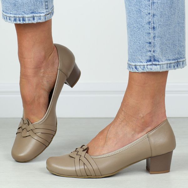 Beżowe skórzane Polskie czółenka damskie na obcasie Deoni D105. Brązowe czółenka Deoni, bez wzorów, ze skóry, bez obcasa, na obcasie, bez zapięcia. Za 349.00 zł.