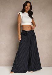 Granatowe Spodnie Palazzo High Waist Ozdobione Broszką Kwiatem Folassea. Niebieskie jeansy Renee, l, z aplikacjami, z jeansu, z podwyższonym stanem. W wyprzedaży za 75.99 zł.