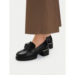 Półbuty JENNY. Czarne półbuty wsuwane Jenny, bez wzorów, bez obcasa, na obcasie. Za 149.99 zł.