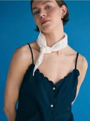 Ażurowa chusta z bawełny - biały. Białe chusty Reserved, w ażurowe wzory, z bawełny. Za 59.99 zł.