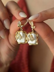 L'Atelier de Gaia Pozłacane kolczyki-wkrętki z cyrkoniami i perłami rozmiar: onesize. Białe kolczyki L'Atelier de Gaia, z cyrkonią, pozłacane. Za 104.39 zł.