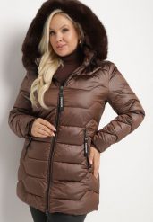 Brązowa Kurtka z Pikowanymi Przeszyciami i Odpinanym Futerkiem przy Kapturze Vensie. Brązowe kurtki Born2be, plus size, bez wzorów, z futra, eleganckie, bez kaptura. W wyprzedaży za 192.49 zł.