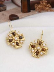 L'Atelier de Gaia Pozłacane kolczyki z tygrysim okiem i perłami rozmiar: onesize. Białe kolczyki L'Atelier de Gaia, z perłą, pozłacane. Za 91.99 zł.