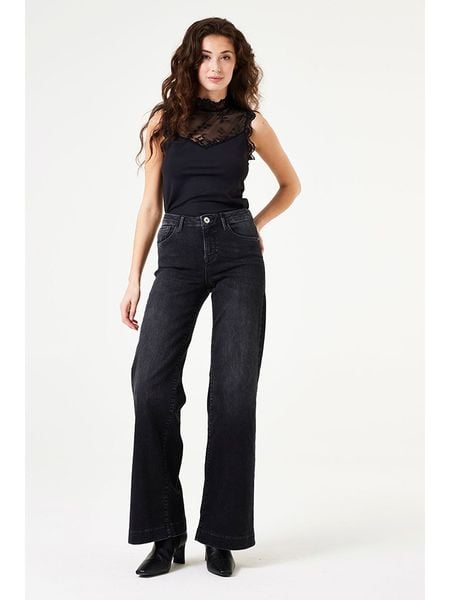 Garcia Bluzka w kolorze czarnym rozmiar: M. Czarne bluzki Garcia, m, bez wzorów, z koronki, bez kołnierzyka, bez ramiączek. Za 140.45 zł.