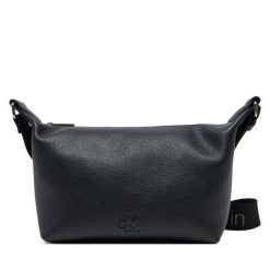 Torebka Calvin Klein Jeans. Czarne listonoszki Calvin Klein Jeans, bez wzorów, z jeansu, bez dodatków. Za 259.99 zł.