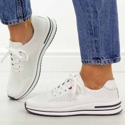 Białe ażurowe skórzane półbuty damskie Filippo Dp7608/26. Białe półbuty wsuwane Filippo, na lato, w ażurowe wzory, z jeansu, casualowe, z okrągłym noskiem, bez obcasa, na płaskiej podeszwie. Za 219.00 zł.