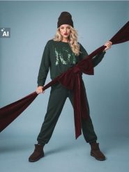 Świąteczna bluza crewneck z cekinowym napisem JOY - zielony. Zielone bluzy Sinsay, l, bez wzorów, bez kaptura. Za 39.99 zł.