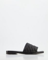 KLAPKI DAMSKIE TAS-10 BLACK. Czarne klapki Venezia, bez wzorów, ze skóry, bez obcasa, bez zapięcia. Za 149.00 zł.