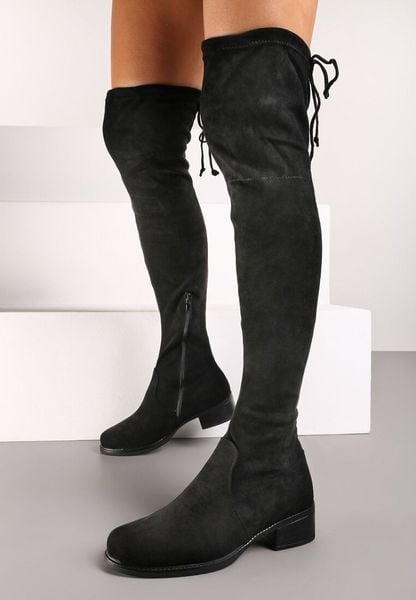 Czarne Płaskie Kozaki w Stylu Muszkieterek Ściągane Troczkiem Avasira. Czarne kozaki Born2be, z aplikacjami, z wełny, eleganckie, przed kolano, bez obcasa, na obcasie, bez zapięcia. Za 119.99 zł.