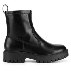 Botki JENNY. Czarne botki Jenny, bez wzorów, bez obcasa, na płaskiej podeszwie, bez zapięcia. Za 159.99 zł.
