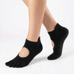 Antypoślizgowe skarpetki z palcami do jogi myga Yoga Toe Socks - S. Czarne skarpetki MYGA, bez wzorów, z bawełny. Za 19.99 zł.