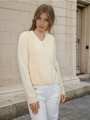 Kopertowy sweter z wiązaniem - kremowy. Białe swetry Sinsay, l, bez wzorów, bez ramiączek. Za 59.99 zł.