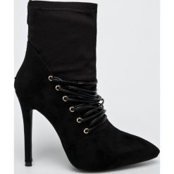 Missguided - Botki. Czarne botki Missguided, bez wzorów, z materiału, bez obcasa, na obcasie, bez zapięcia. W wyprzedaży za 59.90 zł.
