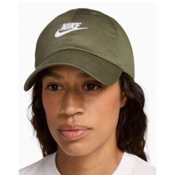 Czapka z daszkiem Nike Club. Zielone czapki z daszkiem Nike, na jesień, bez wzorów, z bawełny, klasyczne. Za 99.99 zł.