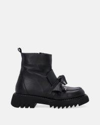 CZARNE BOTKI Z BROSZKĄ 040541 R010 BLAC. Czarne botki Venezia, bez wzorów, ze skóry, bez obcasa, bez zapięcia. Za 499.00 zł.