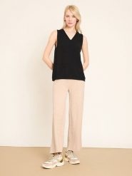 BGN Top w kolorze czarnym rozmiar: 38. Czarne topy BGN, bez wzorów, bez kołnierzyka, bez ramiączek. Za 143.99 zł.