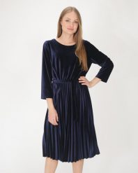 Welurowa sukienka z paskiem. Sukienki Unisono, s, bez wzorów, z materiału, wizytowe, bez kołnierzyka, bez ramiączek, rozkloszowane. Za 189.00 zł.