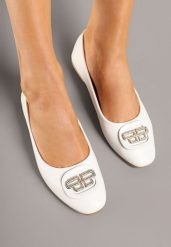 Białe Balerinki Ozdobione Metaliczną Aplikacją Zelfitis. Białe baleriny Renee, z aplikacjami, z jeansu, bez obcasa, bez zapięcia. Za 54.99 zł.