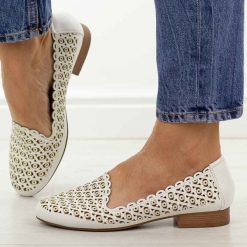 Białe ażurowe półbuty damskie M.Daszyński Sa222-14. Białe półbuty wsuwane M.Daszyński, na lato, w ażurowe wzory, ze skóry, casualowe, z okrągłym noskiem, bez obcasa, na płaskiej podeszwie. Za 179.00 zł.