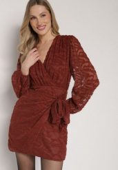 Brązowa Kopertowa Sukienka z Tkaniny Plumeti Zenorava. Brązowe sukienki Born2be, l, z aplikacjami, z tkaniny, eleganckie, bez kołnierzyka, bez ramiączek, kopertowe. Za 159.99 zł.