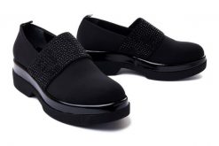 ARTIKER RELAKS 43C439 czarny, półbuty damskie. Czarne półbuty wsuwane Artiker Relaks, bez wzorów, ze skóry, bez obcasa, na obcasie. Za 144.95 zł.