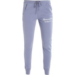 Abercrombie & Fitch CORE Spodnie treningowe slate blue. Niebieskie spodnie dresowe marki Abercrombie & Fitch, z bawełny. W wyprzedaży za 247.20 zł.