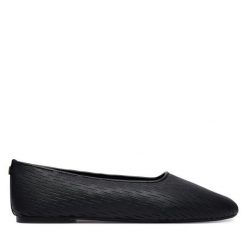 Baleriny Calvin Klein. Czarne baleriny Calvin Klein, bez wzorów, bez obcasa, bez zapięcia. Za 449.99 zł.