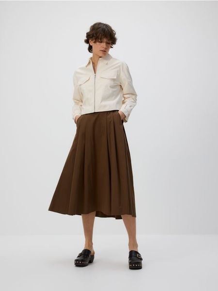 Krótka kurtka z kołnierzykiem - złamana biel. Kurtki Reserved, l, bez wzorów, z bawełny, bez kaptura. W wyprzedaży za 45.99 zł.