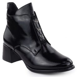 Botki damskie lakierowane z kokardkami na klocku czarne M.Daszyński 2481. Czarne botki M.Daszyński, bez wzorów, z lakierowanej skóry, eleganckie, bez obcasa, bez zapięcia. Za 299.99 zł.