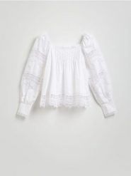 Bawełniana bluzka w wiązaniami - biały. Białe bluzki Reserved, l, bez wzorów, z bawełny, bez kołnierzyka, bez ramiączek. Za 159.99 zł.