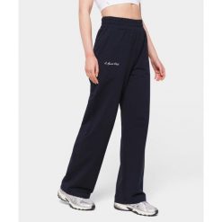 Szerokie spodnie dresowe dla kobiet Carpatree Sports Club. Niebieskie spodnie dresowe Carpatree, bez wzorów, z dresówki. W wyprzedaży za 183.99 zł.