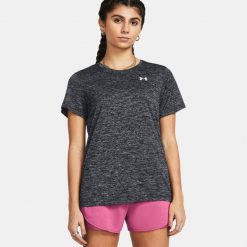Koszulka fitness damska UNDER ARMOUR 1384230 z krótkim rękawem. Czarne t-shirty sportowe Under Armour, m, bez wzorów, bez ramiączek, na fitness i siłownię. Za 69.99 zł.