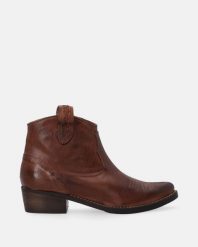 BRĄZOWE KOWBOJKI DAMSKIE F008LEMAOBB040. Brązowe botki Venezia, bez wzorów, ze skóry, bez obcasa, bez zapięcia. Za 749.00 zł.