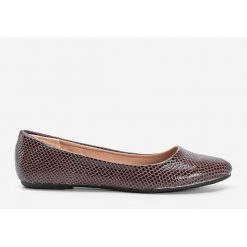 PA1 Brązowe lakierowane baleriny w motywie skóry krokodyla Mozzare. Brązowe baleriny PA1, bez wzorów, z lakierowanej skóry, eleganckie, bez obcasa, bez zapięcia. Za 63.93 zł.