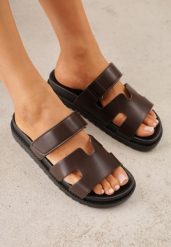 Ciemnobrązowe Klapki na Platformie z Geometrycznymi Paskami Neorith. Brązowe klapki Renee, bez wzorów, z jeansu, bez obcasa, na platformie, bez zapięcia. Za 79.99 zł.