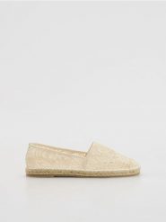 Ażurowe espadryle - złamana biel. Espadryle Reserved, w ażurowe wzory, bez obcasa. Za 149.99 zł.