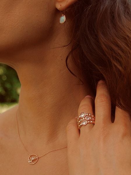 Les Petites Précieuses Pozłacany naszyjnik z elementem ozdobnym - dł. 39 cm rozmiar: onesize. Czerwone naszyjniki Les Petites Précieuses, z materiału, z cyrkonią, pozłacane. Za 125.45 zł.