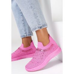 Fuksjowe Buty Sportowe Ceeky. Czerwone buty sportowe lifestyle Born2be, z aplikacjami, z jeansu, bez zapięcia. W wyprzedaży za 87.99 zł.
