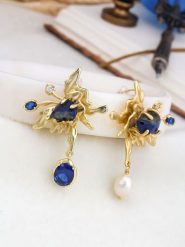 L'Atelier de Gaia Kolczyki-wkrętki z perłami i cyrkoniami rozmiar: onesize. Niebieskie kolczyki L'Atelier de Gaia, z cyrkonią, z mosiądzu. Za 52.99 zł.